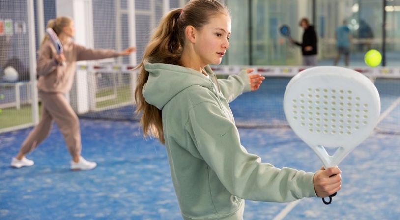 Padel (couper la fille en marron).